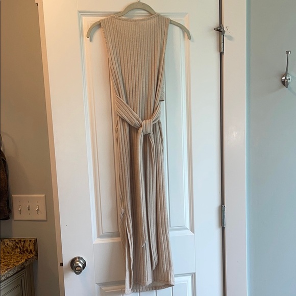 Elegant Beige Sleeveless Dress - Picture 2 of 3